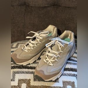 EUC Skechers D’Lites